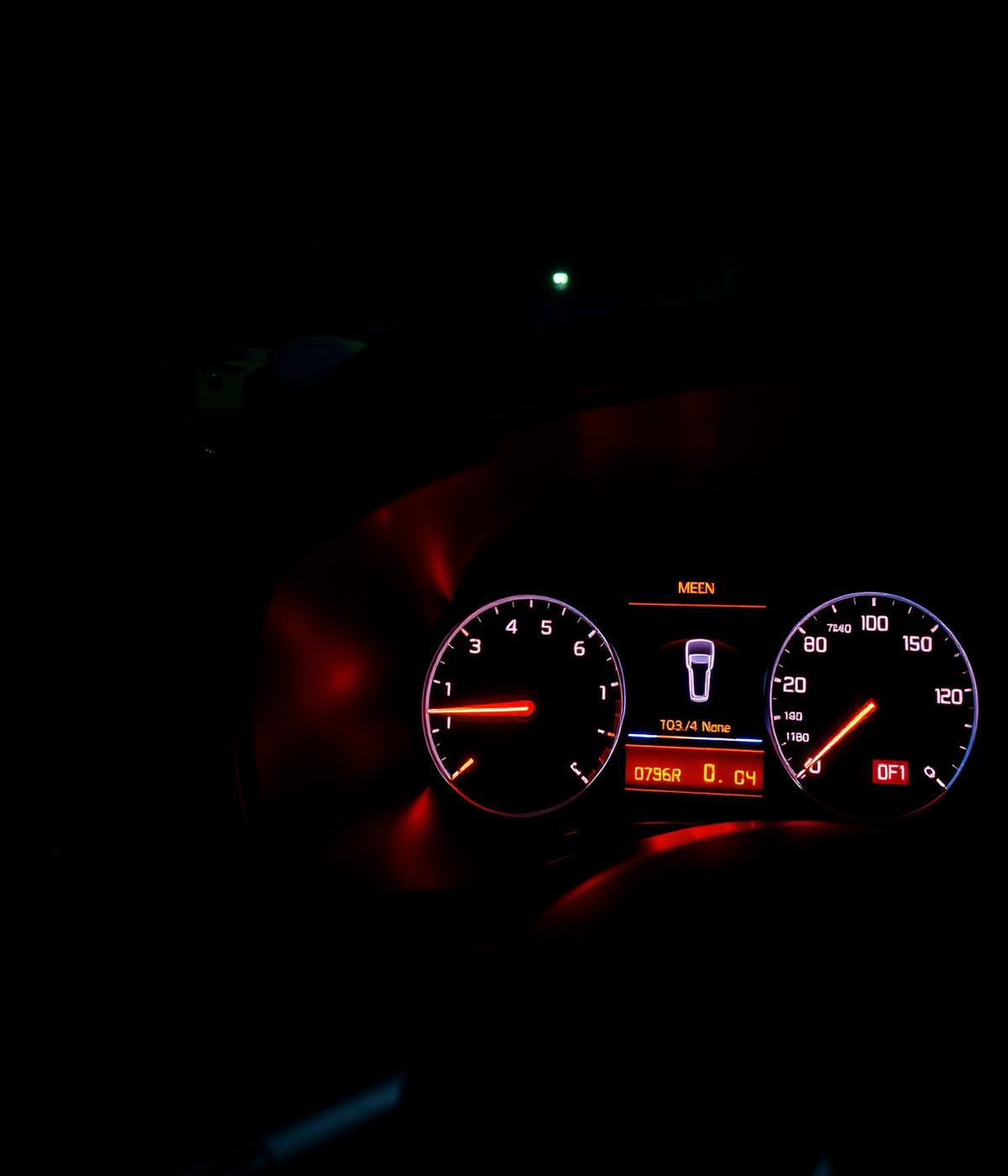 لوحة قيادة سيارة حديثة مع لمبات تحذير